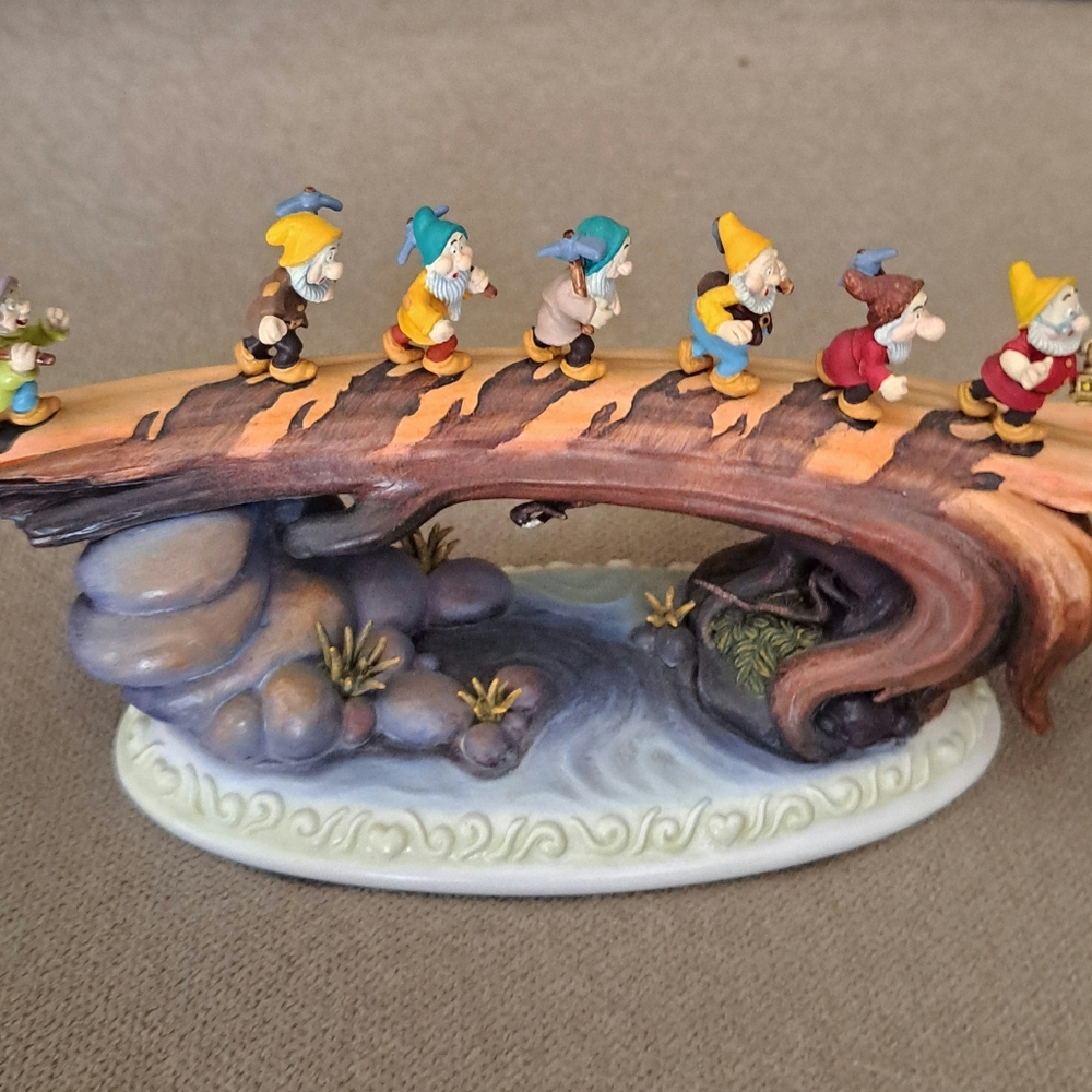 Disney  Showcase  Olszewski Story Time Snow White And The Seven Dwarfs  figurine